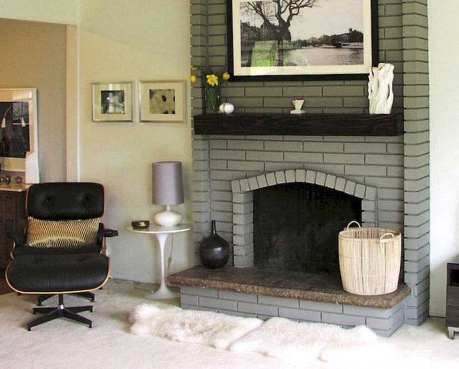 Камин в стене из кирпича