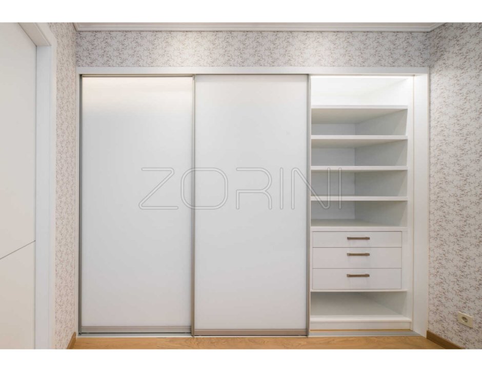 Шкаф купе в белых тонах