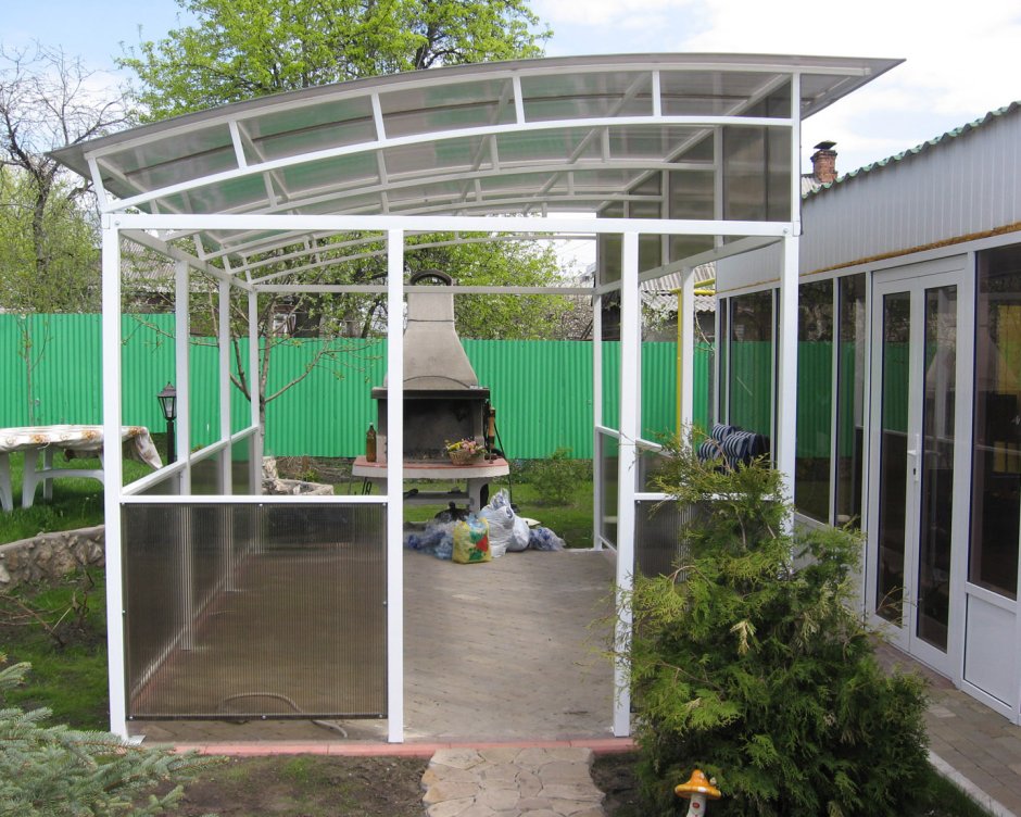 Навес в саду из поликарбоната