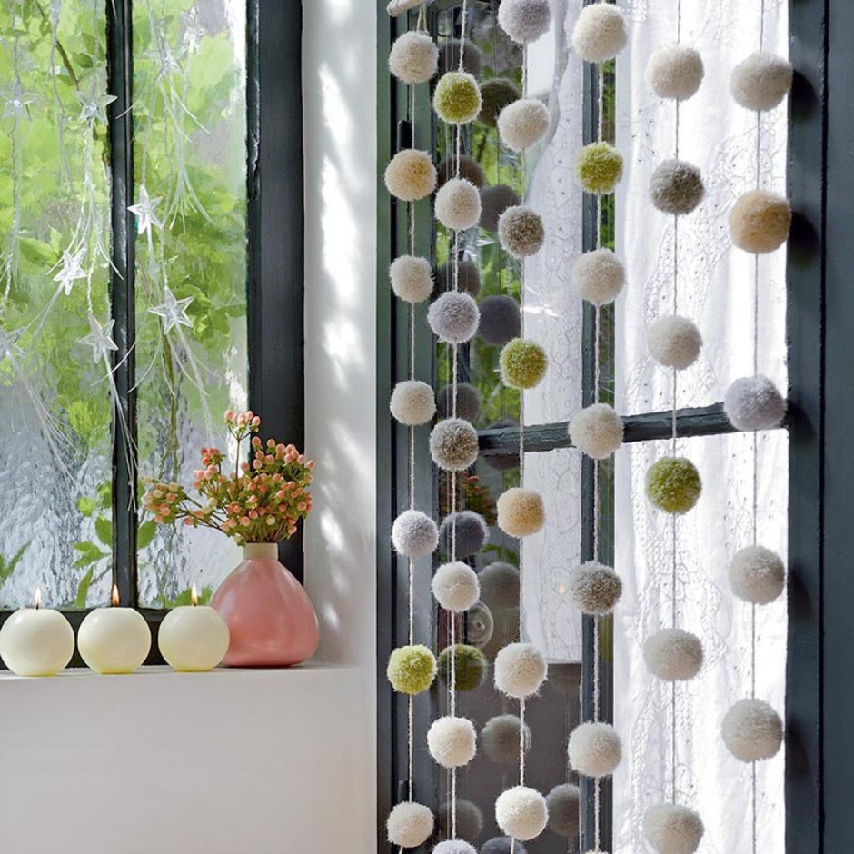 Шторка из помпонов