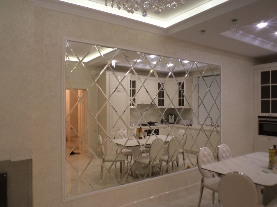 Зеркальное панно в гостиной