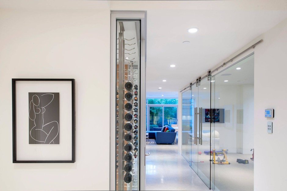 Стена с прозрачными вставками