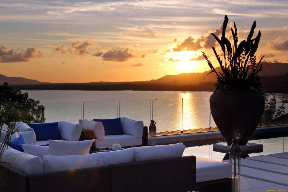 Столик на берегу моря