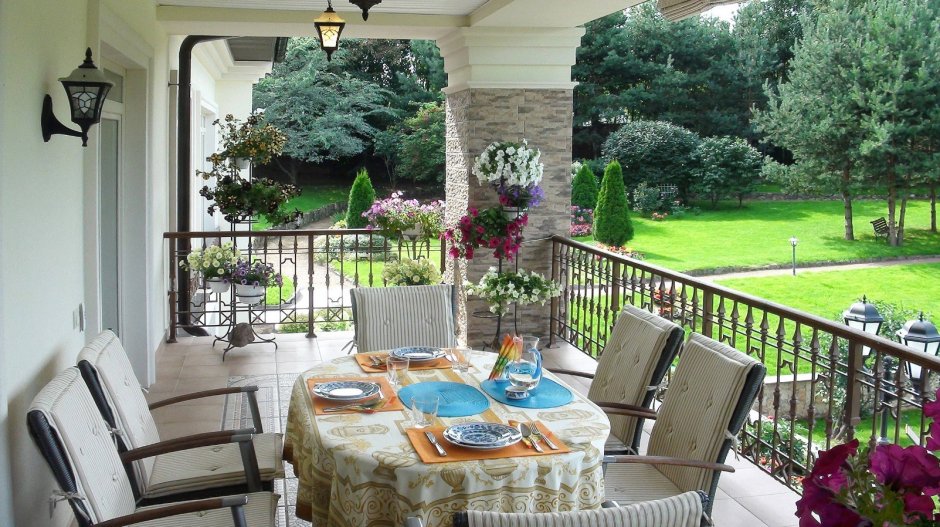 Терраса ресторана столик