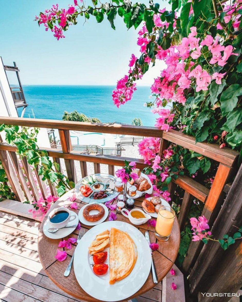 Уютный столик на веранде