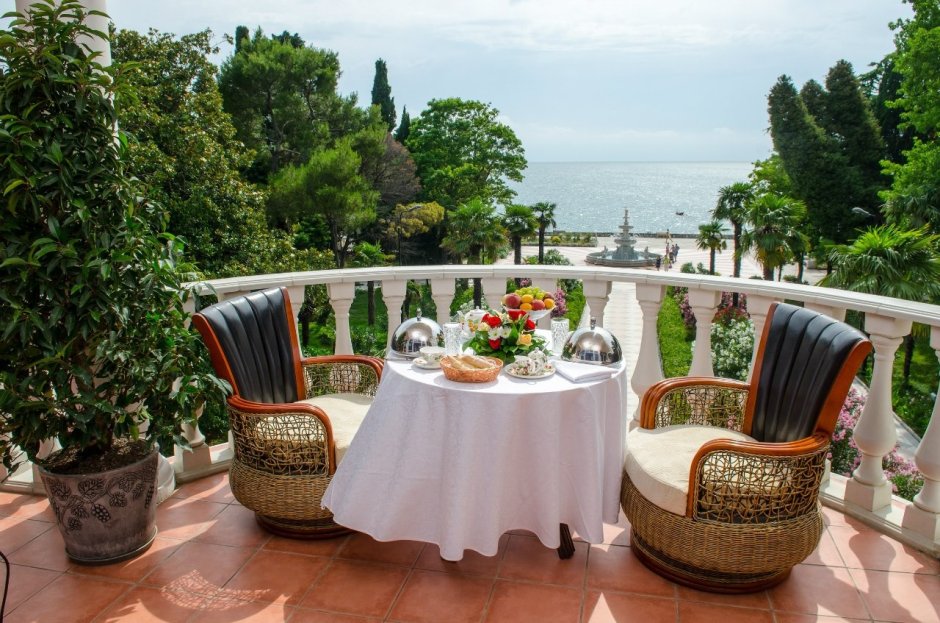 Завтрак на берегу моря девушка