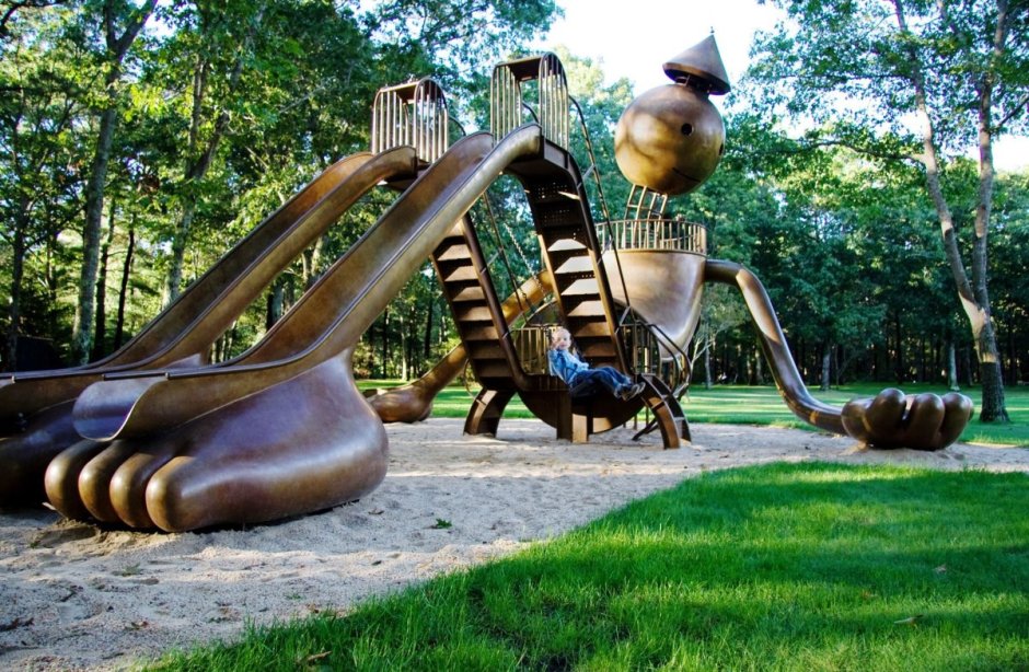 Необычная детская площадка в парке