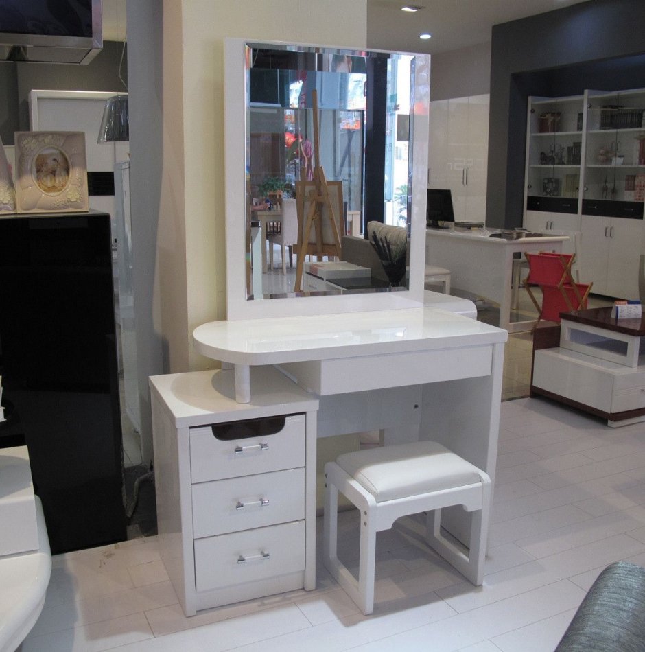 Винтажный туалетный столик с зеркалом