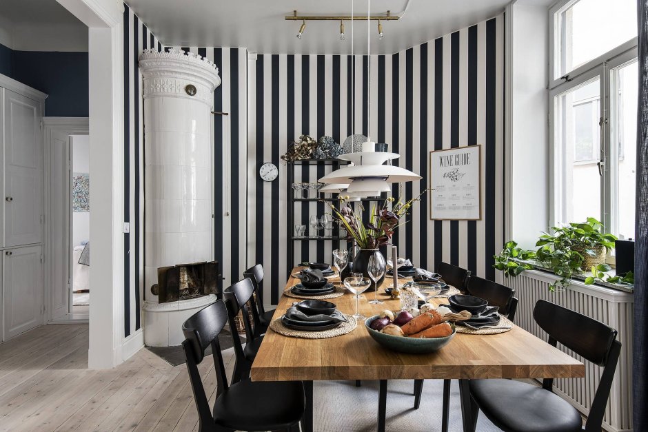 Обои в полоску в интерьере столовой