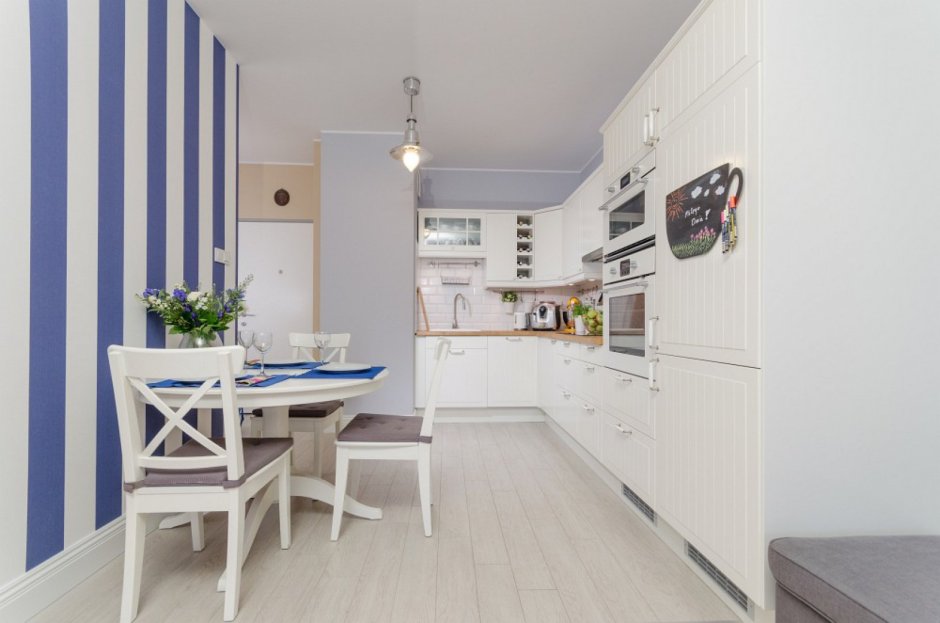 Полоска в интерьере кухни