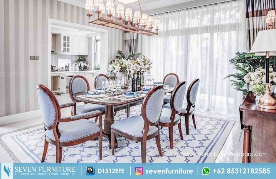 Полосатые стулья в столовой