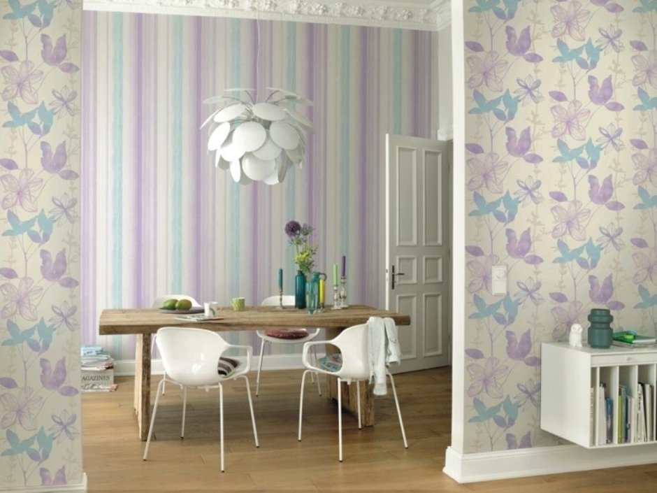 Вертикальное комбинирование обоев на кухне