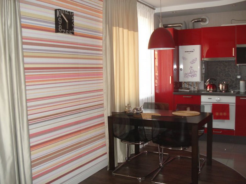 Красная с полосками кухня