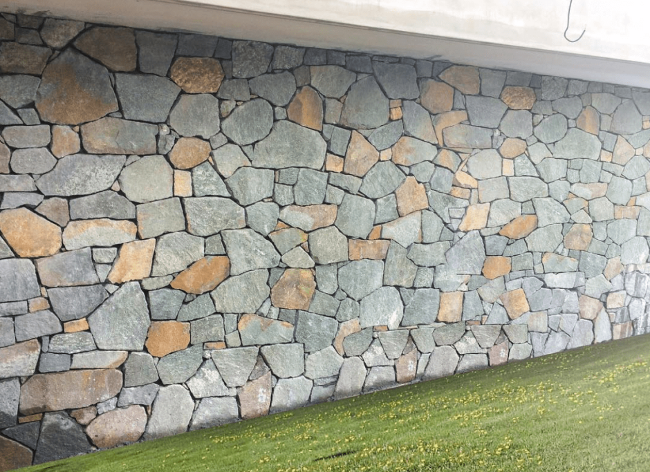Стена из природного камня