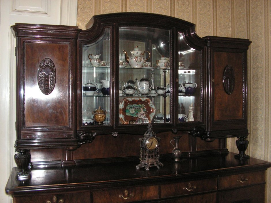 Сервант полированный