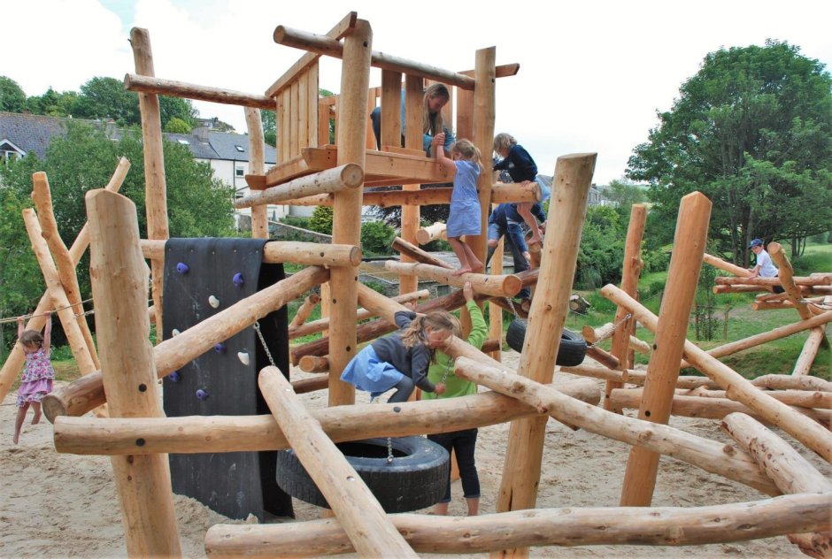 Игровой комплекс из бревен