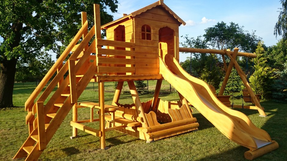 Детская площадка с домиком и горкой