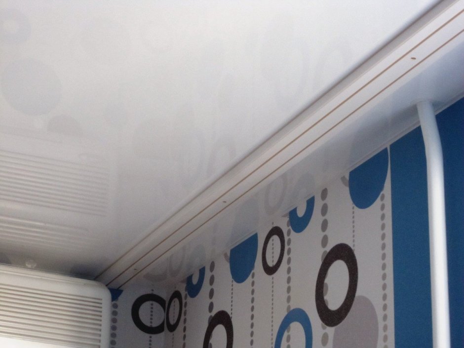 Скрытый карниз для натяжного потолка