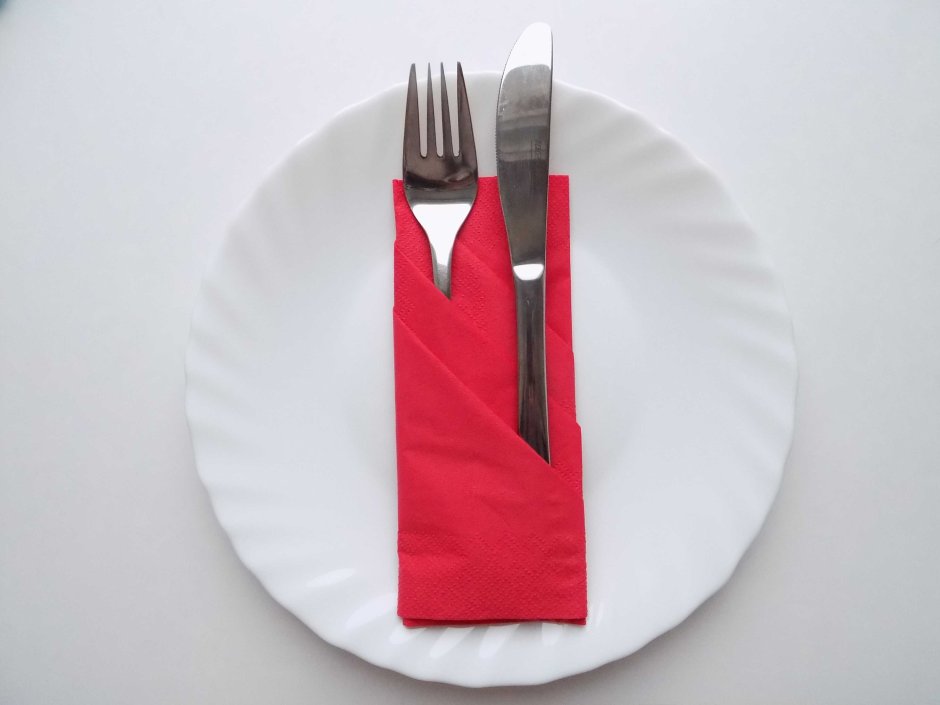 Столовые приборы в салфетке