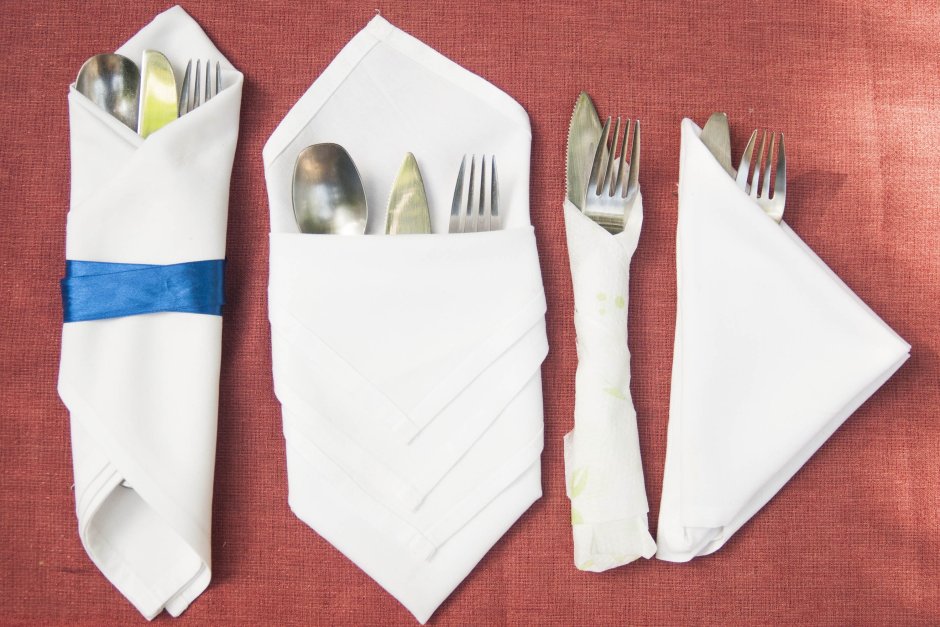 Столовые приборы в салфетке