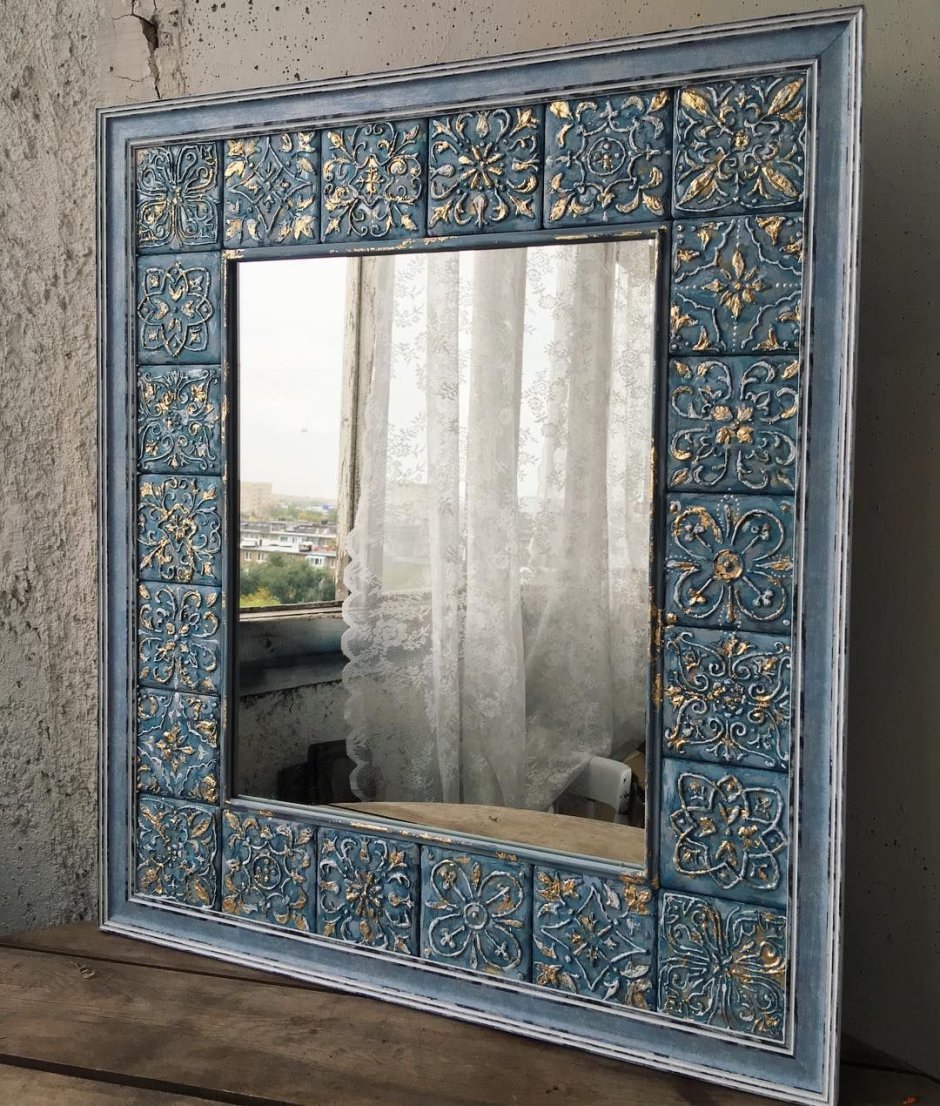 Зеркало в керамической раме