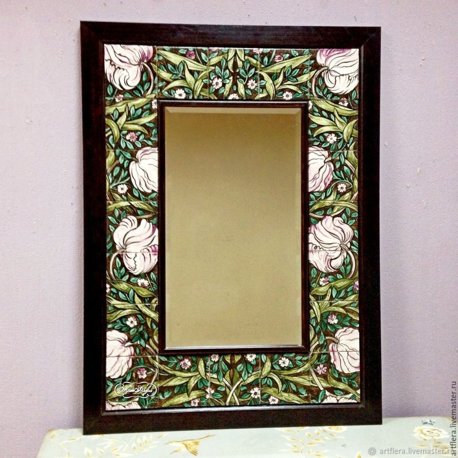 Зеркало в обрамлении мозаики