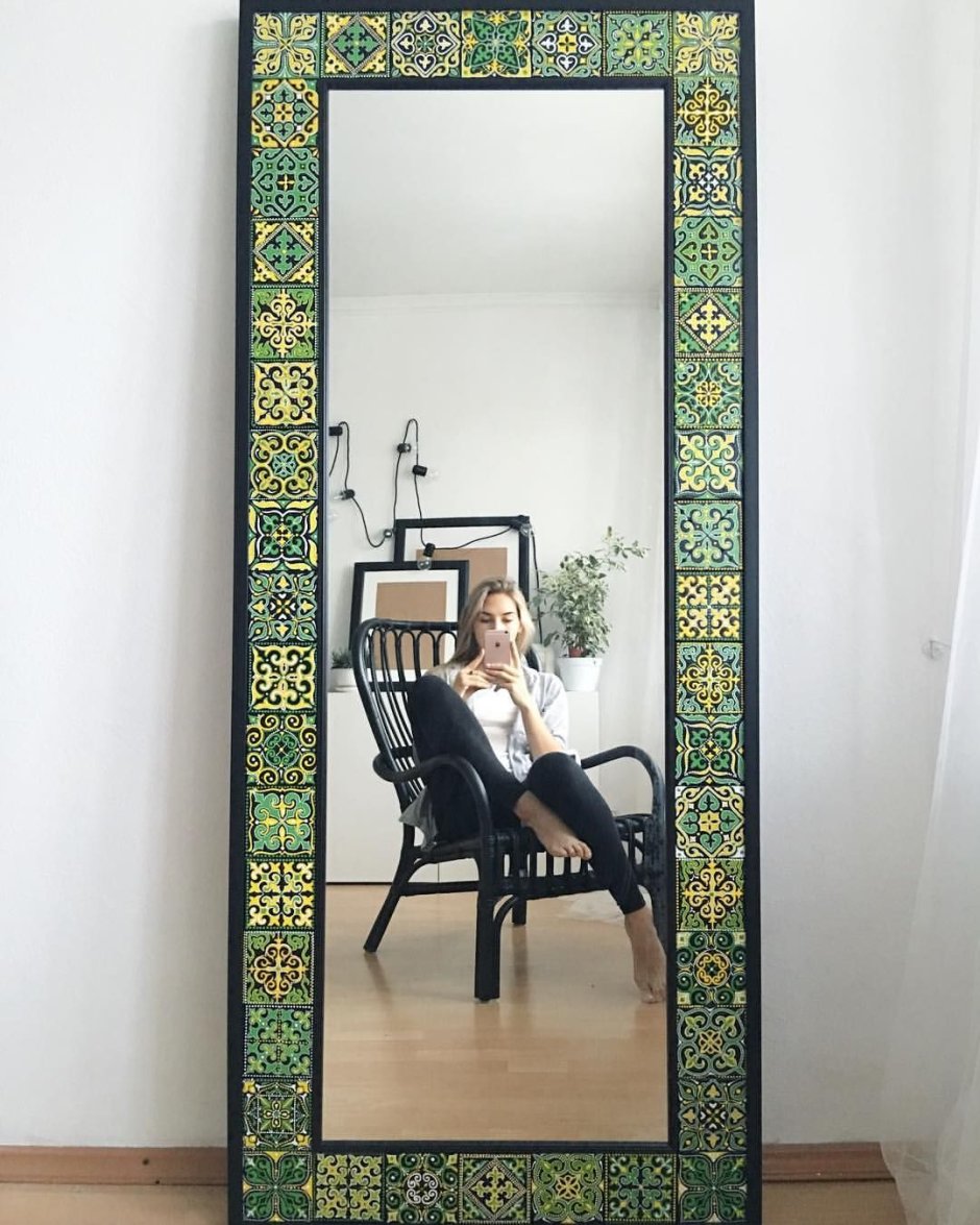 Зеркало в раме из плитки