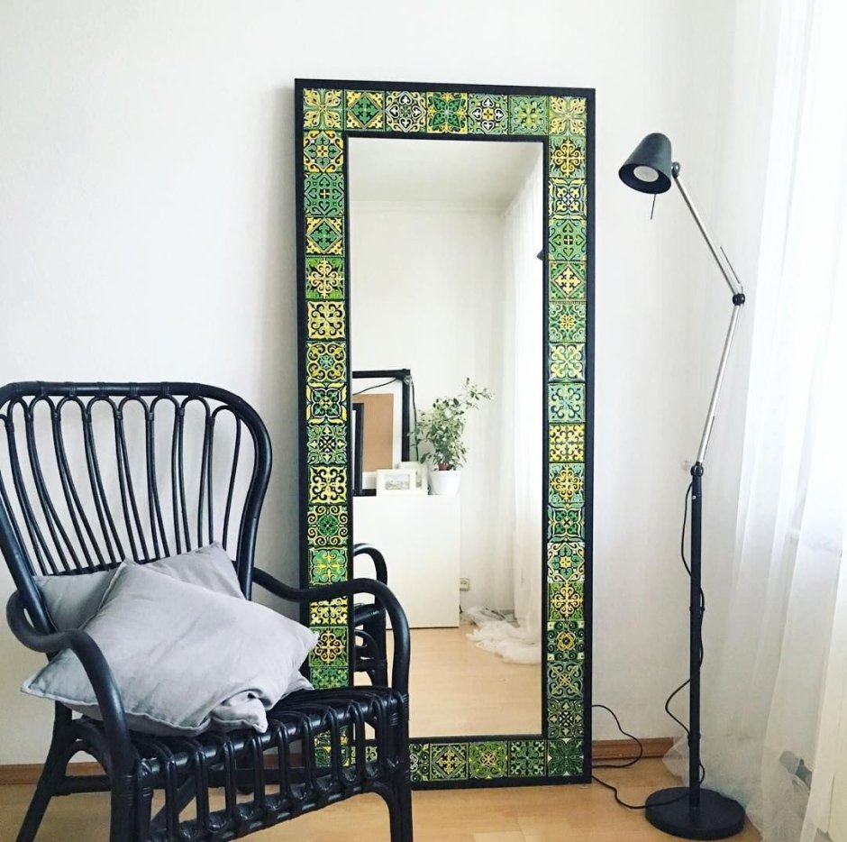 Зеркало с рамкой из мозаики