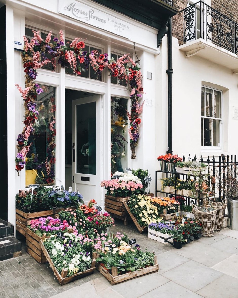 Украшение витрины искусственными цветами