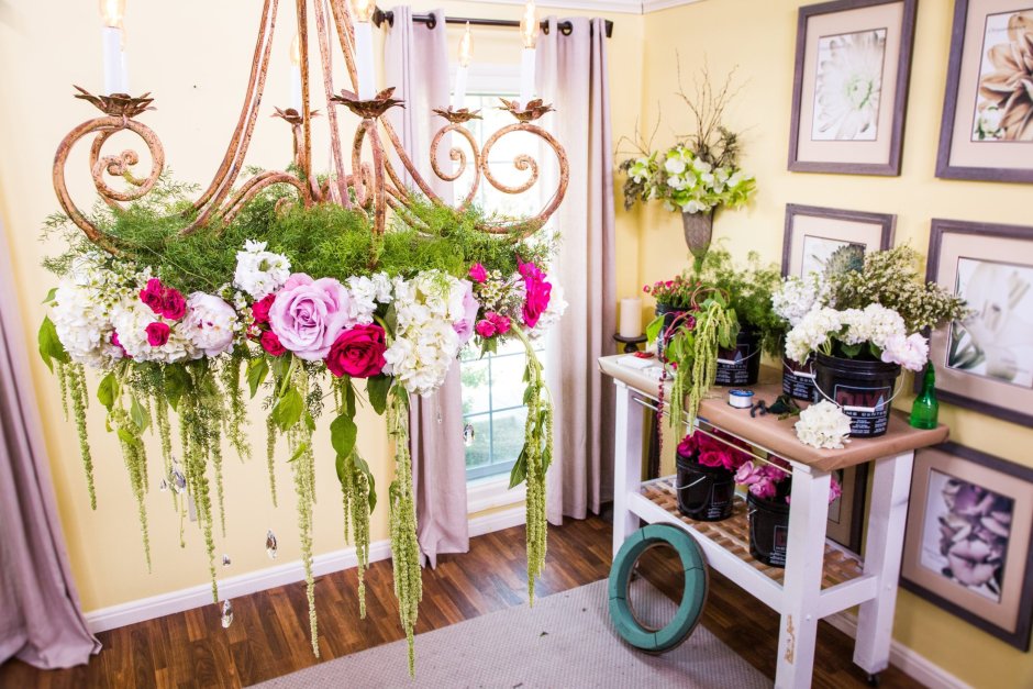 Украшение входной группы цветами