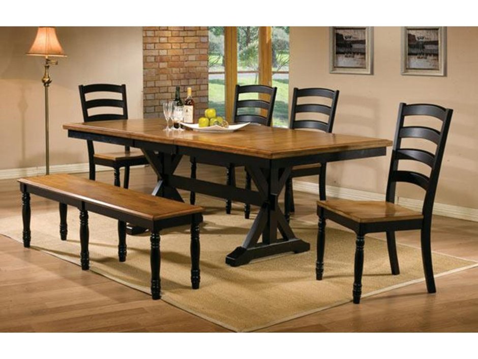 Красивый обеденный стол