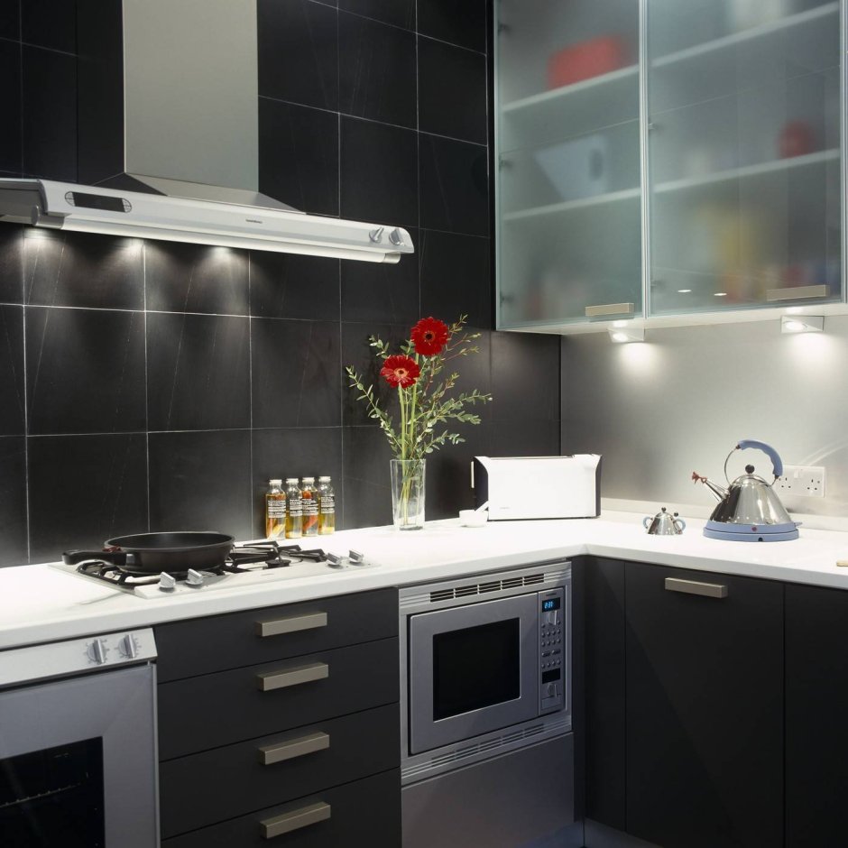 Черно-белая плитка на фартук для кухни