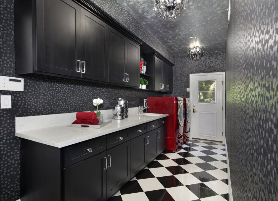 Черная плитка на кухне