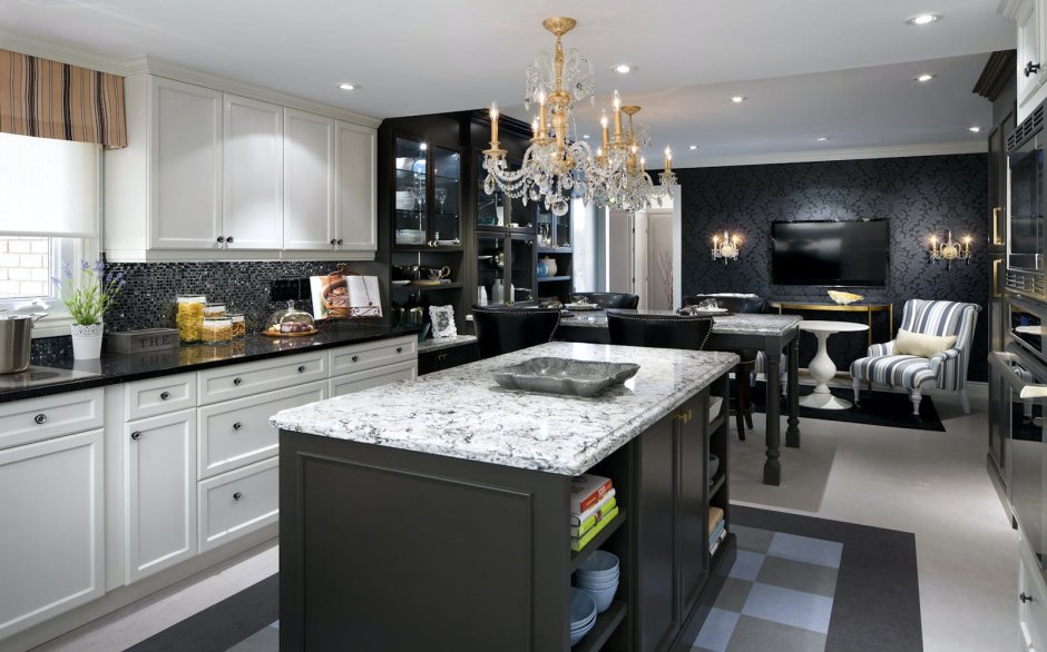 Белая кухня с черным фартуком