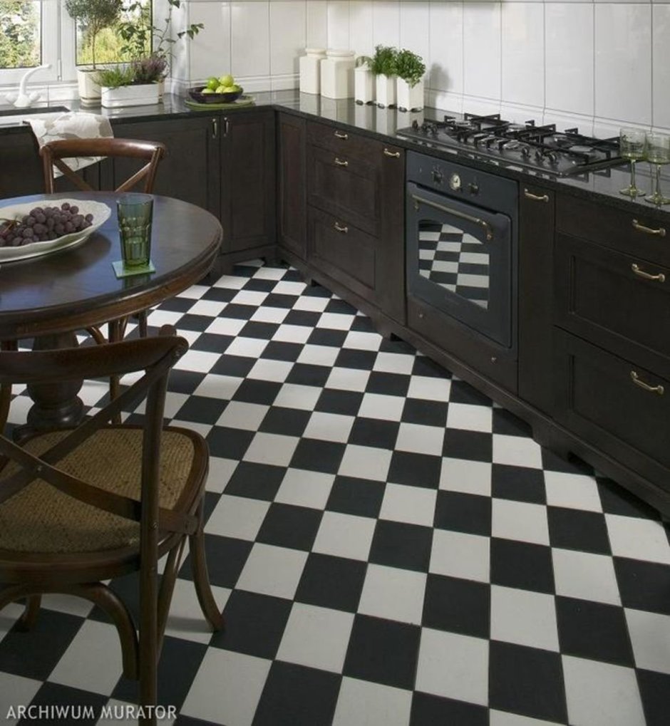 Серая кухня с черной столешницей