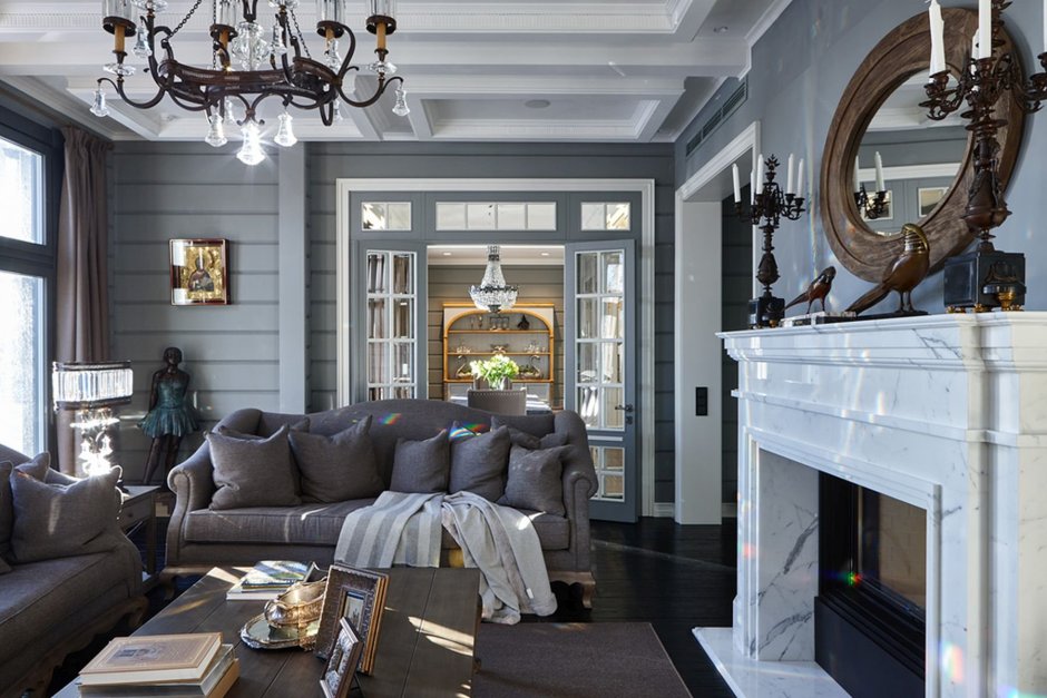 Деревянный дом с серой крышей