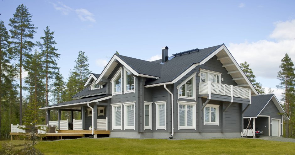 Бревенчатый дом серого цвета