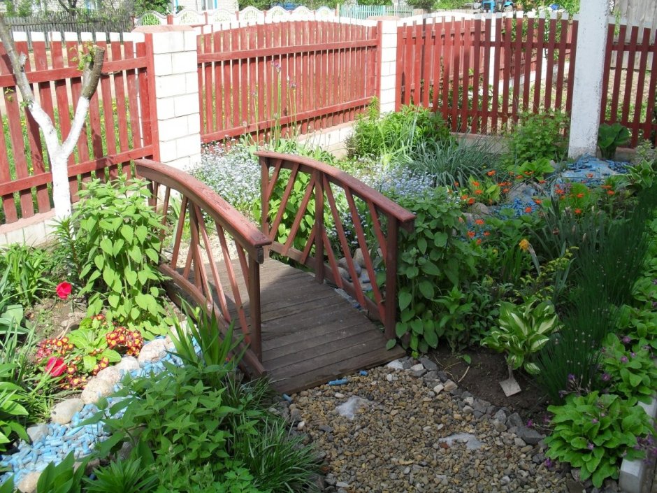 Декоративный мостик на клумбе