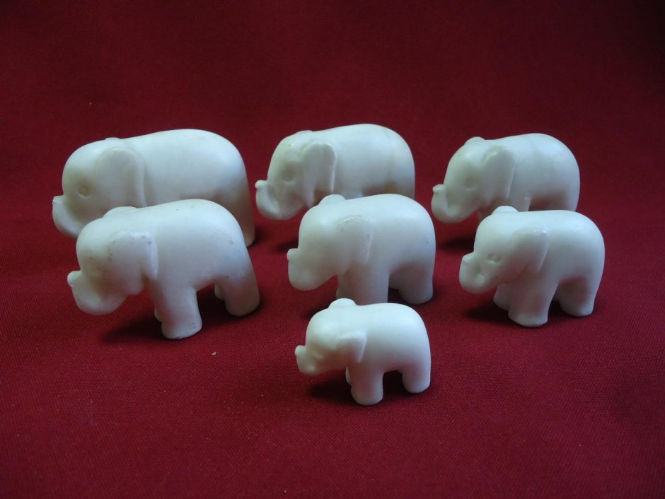 Семь слоников на комоде