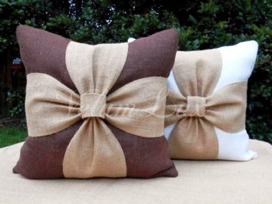 Красивые диванные подушки