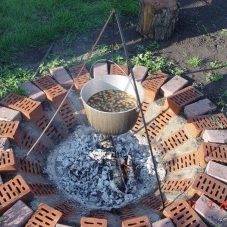 Кирпичный мангал с крышей