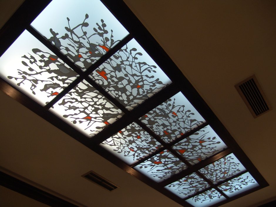 Фотообои в интерьере гостиной за диваном