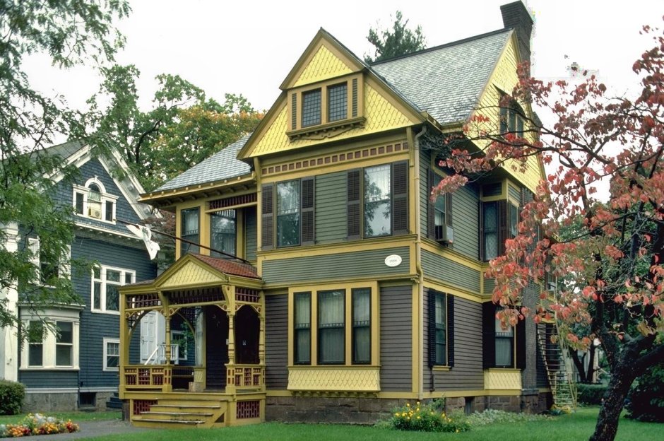 Бежевый дом с зеленой крышей