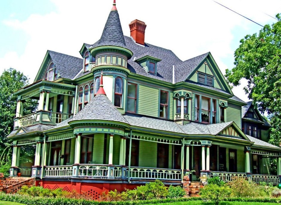 Дом Викторианский стиль зеленого цвета