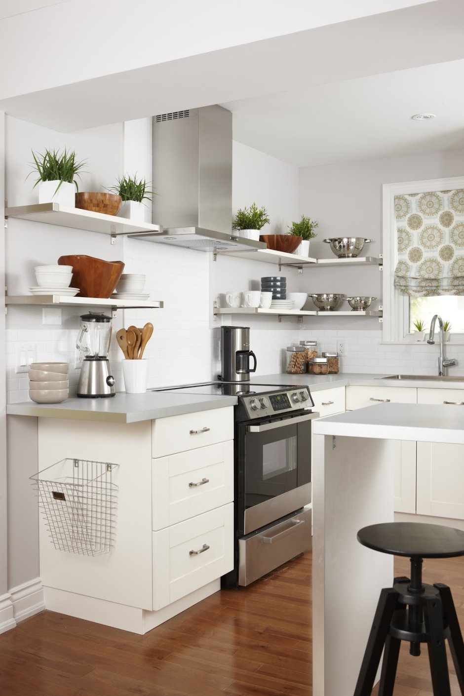 Открытые полочки на кухне