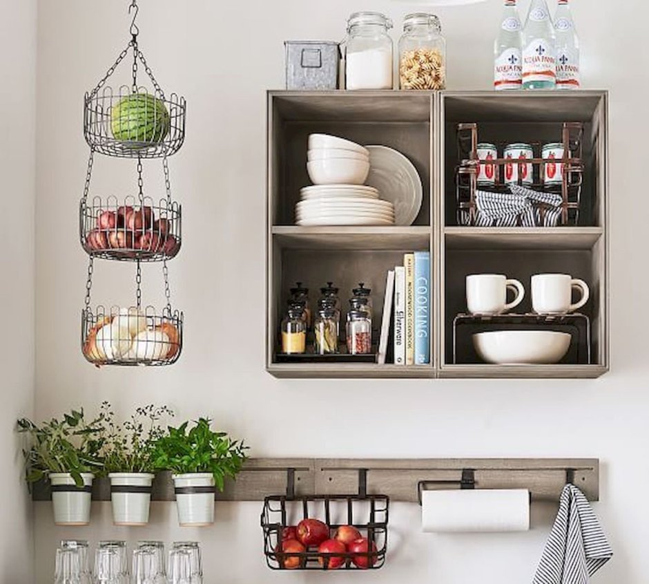 Дачная кухня с открытыми полками