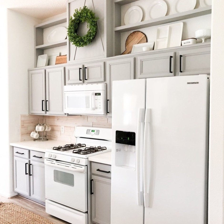 Кухня с широким холодильником