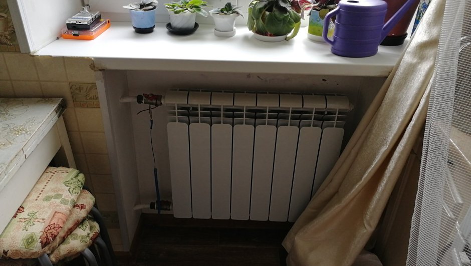 Ниша за батареей