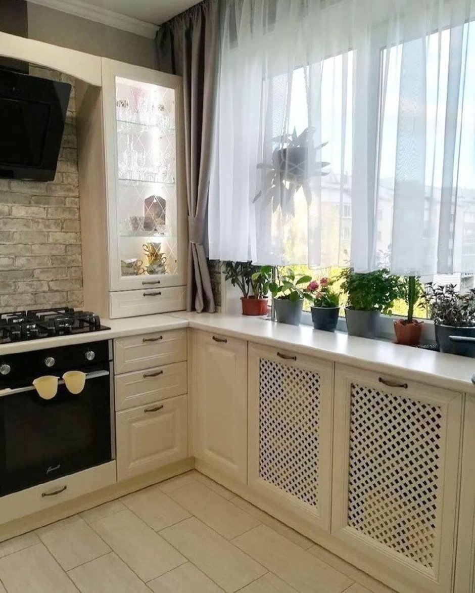 Кухня со столешницей у окна