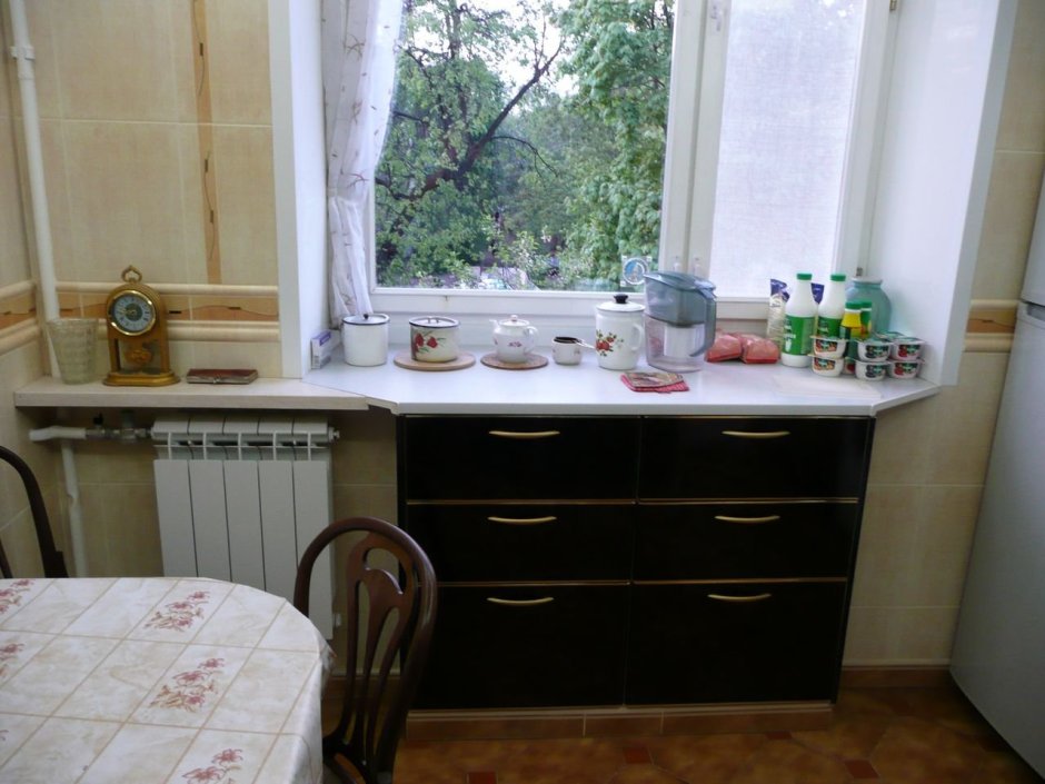 Шкаф под окном на кухне